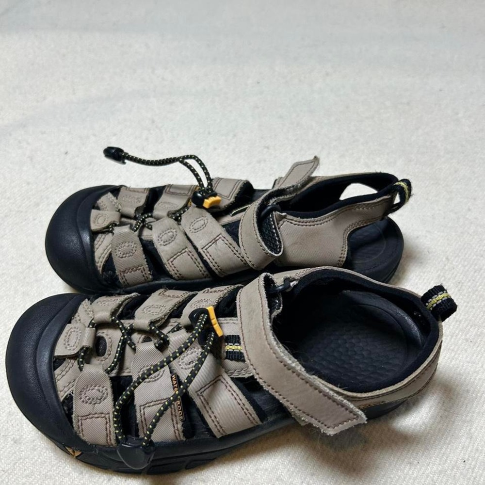 Keen Newport H2 Sandals Big Kid's Size 3 Youth Sand and Black - Picture 2 of 6
